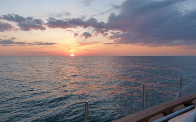 Nuit sur un voilier au Bono