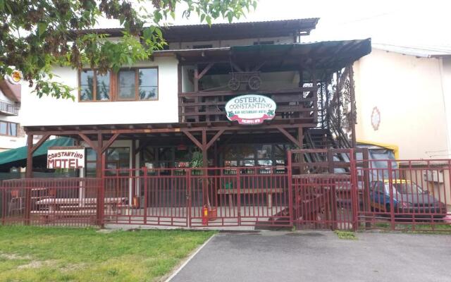 Double room with private bathroom by OSTERIA CONSTANTINO