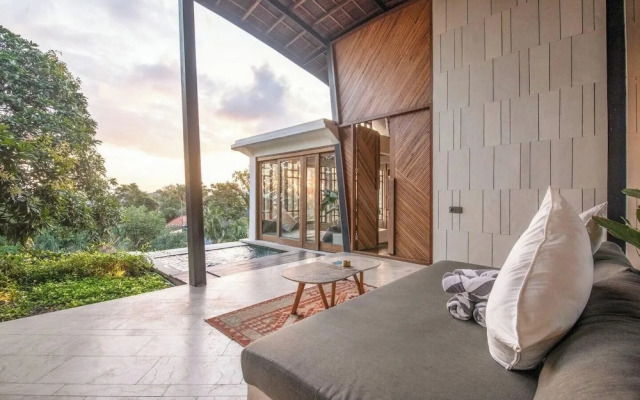 Stunning 2-br Penthouse With View, 800m to Beach