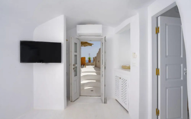 Nano Oia Canaves