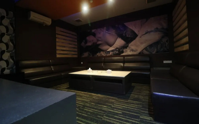 S Hotel by RedDoorz