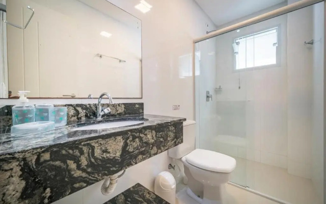 298 - Excelente apto a 30m do mar em Bombinhas