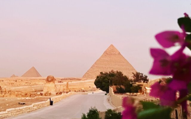 The Gate Hotel Front Pyramids & Sphinx View