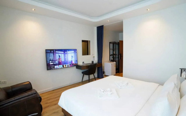 Play Poshtel & Cafe (SHA Certified)