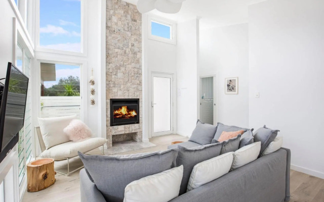 Unwind - Pet Friendly - 1 Min Walk to Beach
