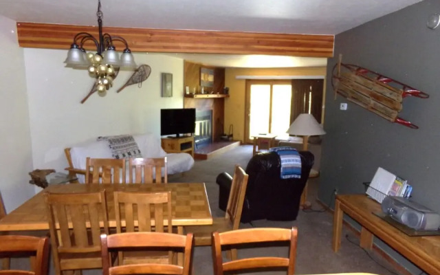 Snowscape 2 bed 2 bath 2 Br condo by RedAwning