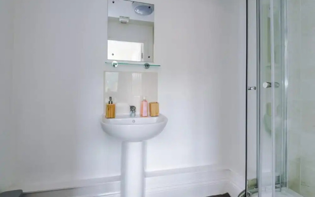 Lovely 4 Bed/ Monthly Discount/ Bottle