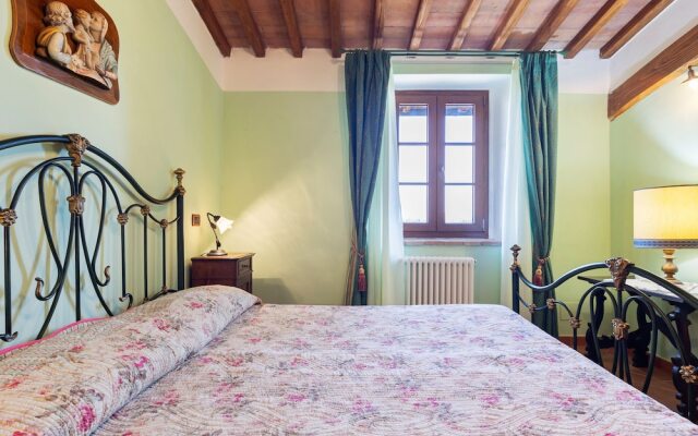 Secluded Holiday Home in Bibbiano With Courtyard