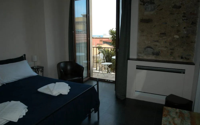 Castello D'Alcontres B&B