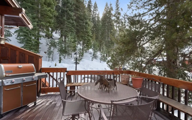 Wulf's Lodge at Olympic Valley Unwind in Hot Tub!