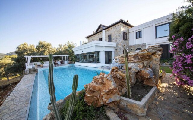 Peaceful Villa With Pool and Garden in Bodrum