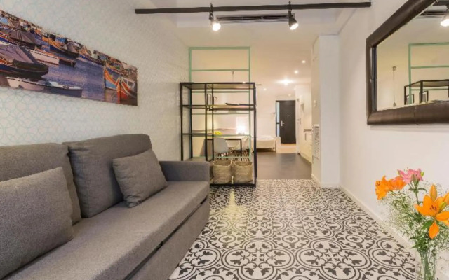 Liceu Apartments by gaiarooms