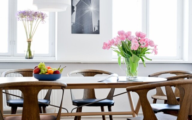 Sanders Penny - Cute 2-bdr Apt in City Center