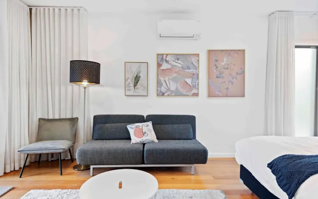 Stunning Studio Apartment Near Public Transport