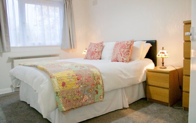 2 Bedroom Modern Home Sleeps 4