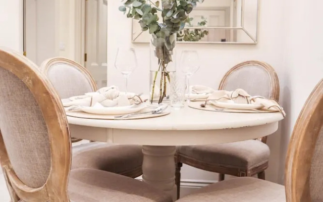 Beautiful Kensington Garden Apartment