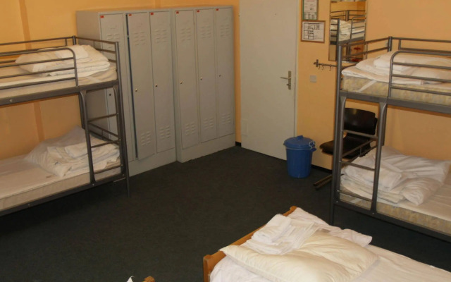 HappyGoLucky Hotel & Hostel