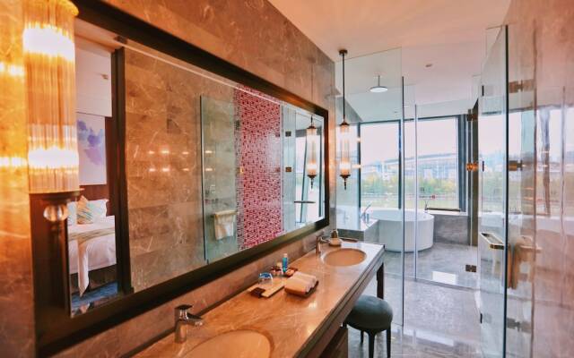 Yading Peninsula Hotel