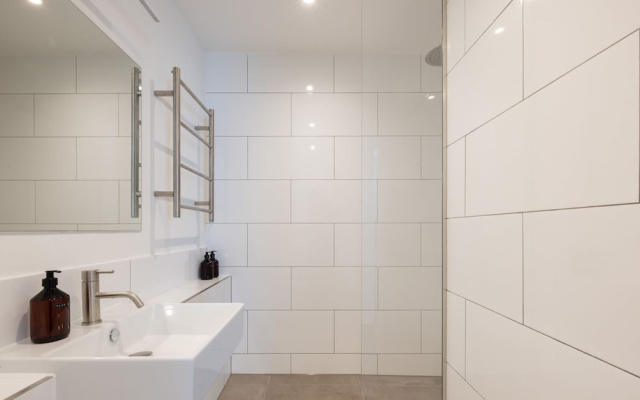 Light-filled Studio With AC - Earl s Court