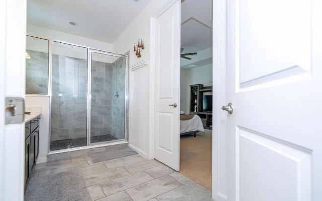 Spacious 6-bedroom Retreat Near Disney Parks