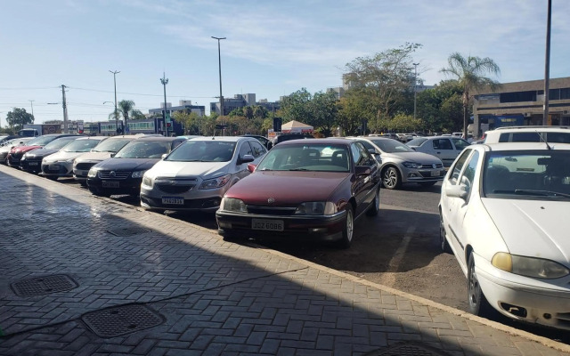 Descanse na rede da varanda sob as árvores.