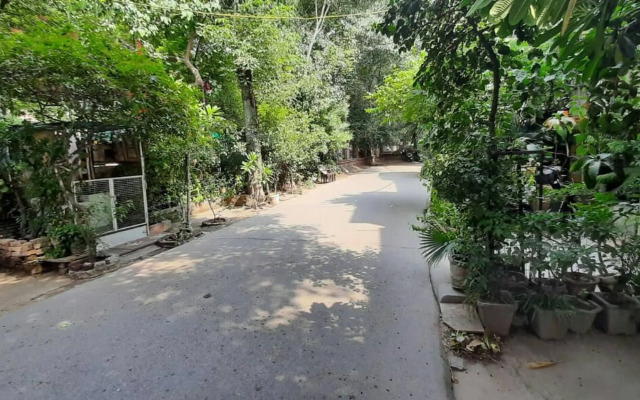 Room in Guest Room - Aggarwal Guest House In Cream Location 92,121,74700
