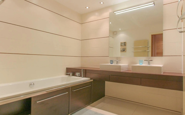 Spacious Holiday Home With hot tub
