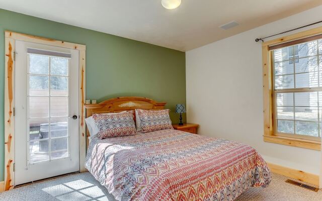 3 Mt Baker Peaceful Lodge Style Home With Private Hot Tub and BBQ on the Patio by Redawning