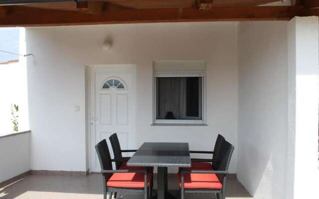 Snjeza - 80 m From Beach - A2 Apartman