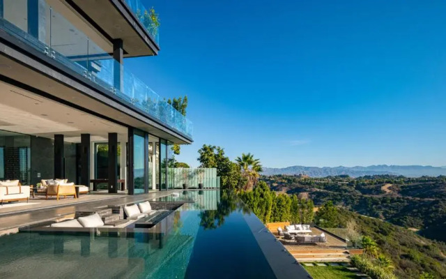 Sophisticated Modern Retreat in Bel Air