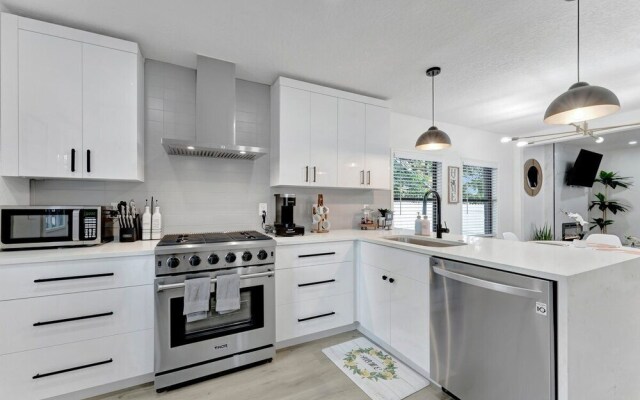 St. Pete Family Bungalow & Private Oasis