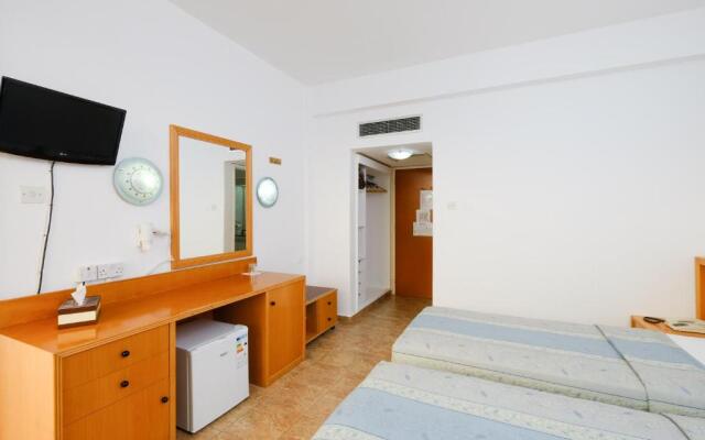 Mackenzie Beach Hotel & Apartments