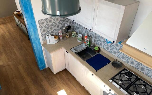 donna serena Aci Castello