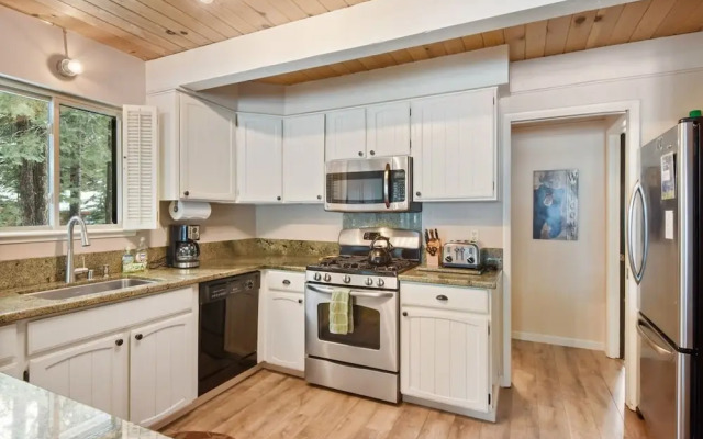 Roycraft Dog Friendly Cabin by RedAwning