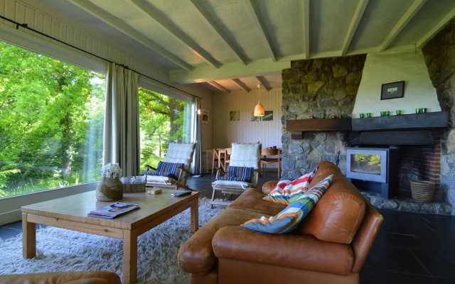 Chalet With Private Tennis Court in Humain