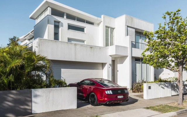 Sydney Seaside Contemporary Executive Living