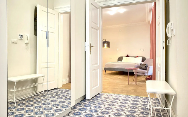 Luxury Mint Apartments Main Square