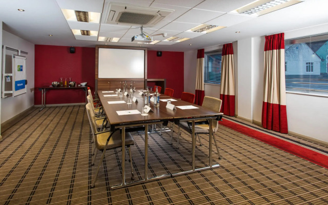 Holiday Inn Express WARWICK M40, JCT.15