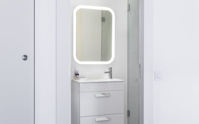 ALTIDO Chic 1BR Apt w/balcony close by Graça Viewpoint & tram stops