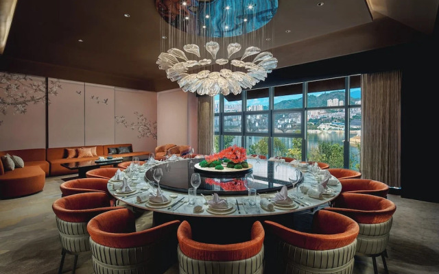 Hualuxe Chongqing Wushan by IHG