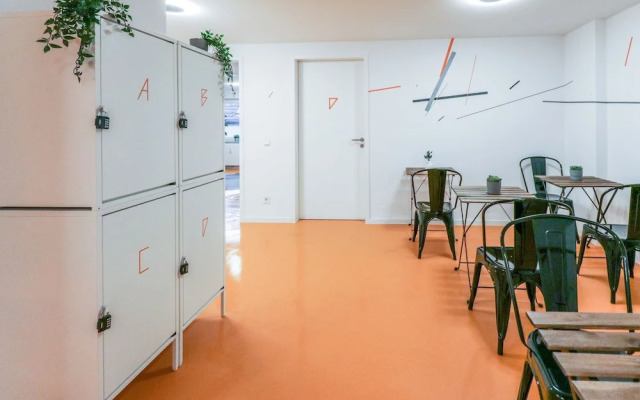 Sunny hostel room for 3