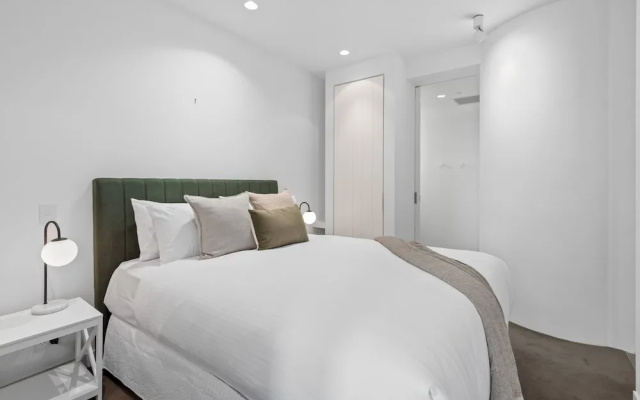 Chic City Escape With Pool, Gym & Parking – Guest Rooms – Melbourne