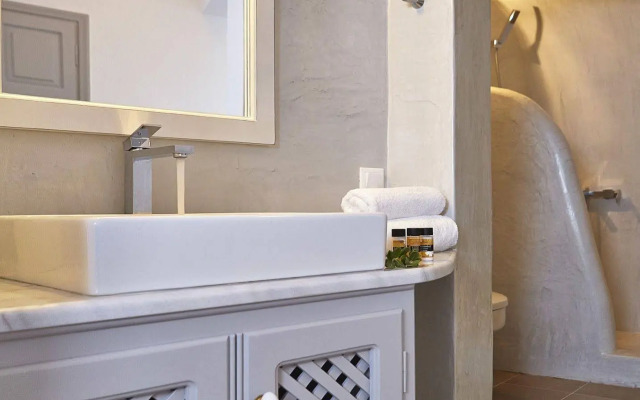 Liakada Oia Suites