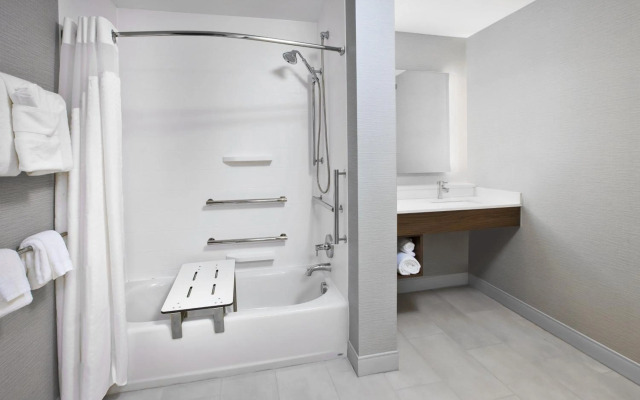 Holiday Inn Express & Suites Okemos - University Area by IHG