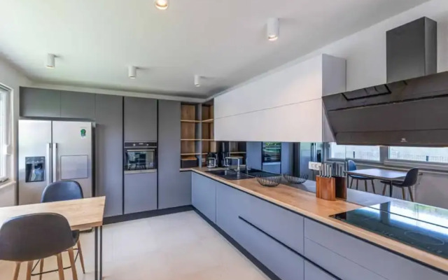 Expansive Retreat With Private Pool & Bbq, Near the Beach