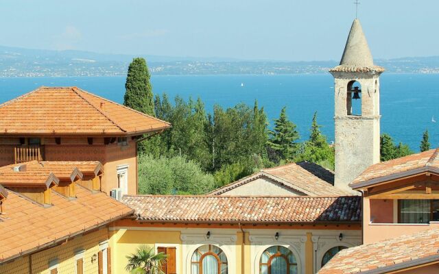 Cozy Holiday Home In Manerba del Garda With Pool