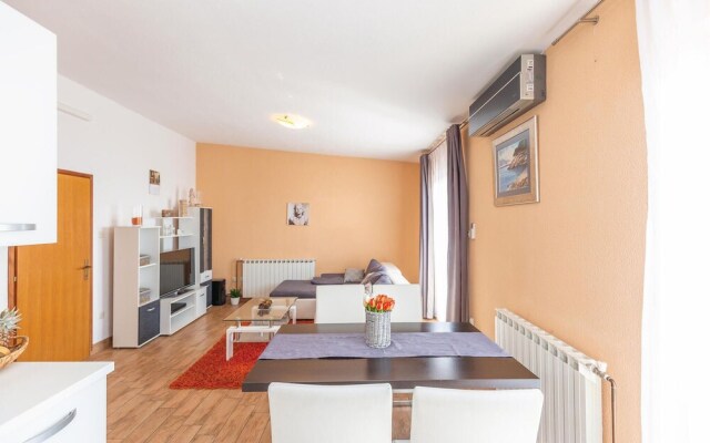 Amazing Home in Makarska With Wifi and 2 Bedrooms