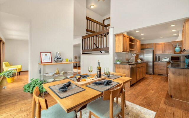 Peaceful Retro Retreat W/ Stunning Lake Views!