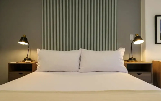 w Impressive 1BR Near Central Restaurante