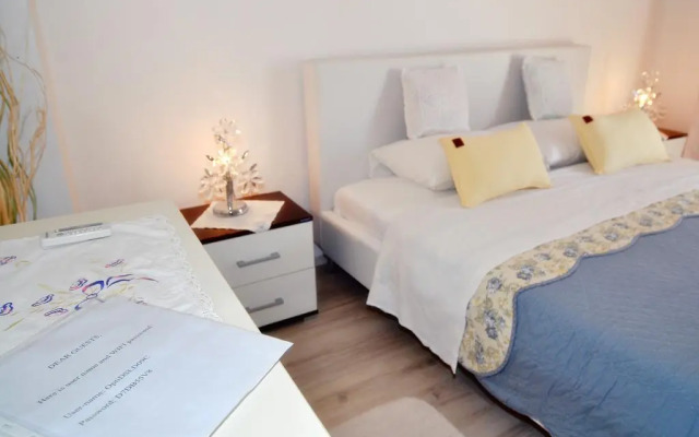 Apartments and Rooms Anika